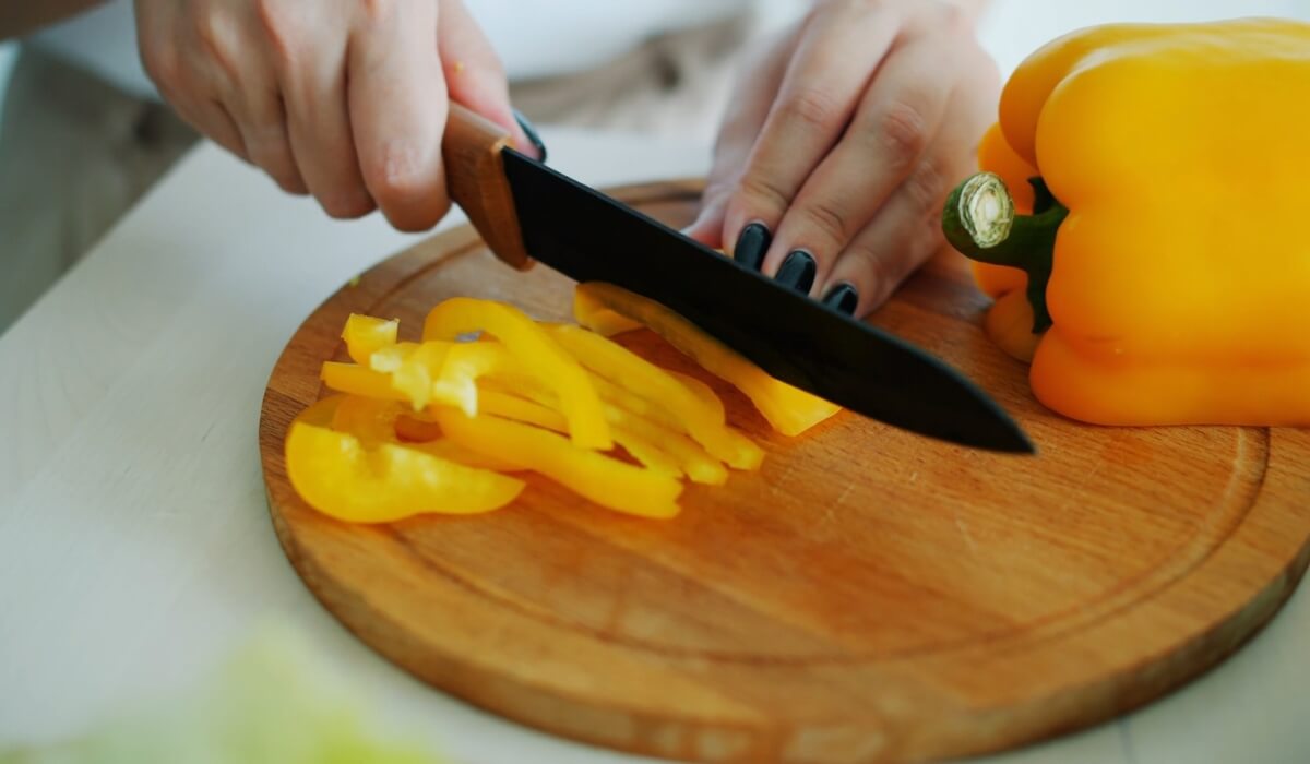 Žute paprika na drvenoj dasci